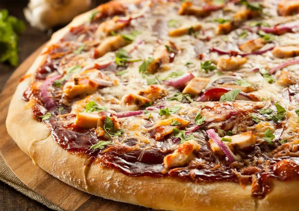 wine and pizza pairing: barbecue chicken