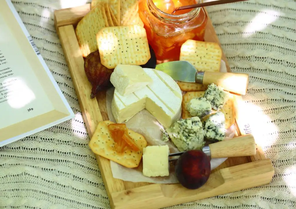 Plan The Ultimate Picnic use a tray