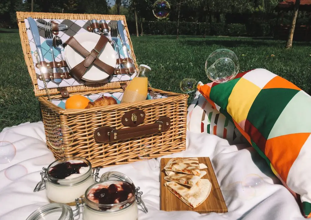 Plan The Ultimate Picnic: the basket